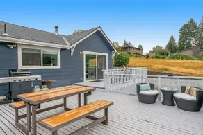 Walk to Downtown 3BR Lakeview - Hot Tub - Deck - Image 2