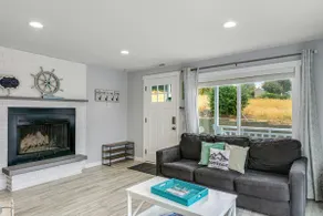 Walk to Downtown 3BR Lakeview - Hot Tub - Deck - Image 5