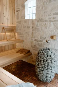 Boutique coach house with Scandinavian Steam Sauna - Image 5