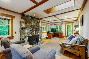 Cozy Riverfront Cottage with Charming Interior & H - Image 5
