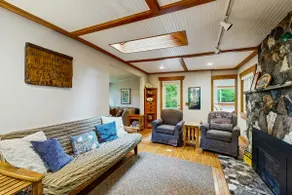 Cozy Riverfront Cottage with Charming Interior & H - Image 4