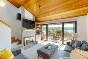 Lovely bayview 2BR with pickleball, hot tub, pools - Image 5