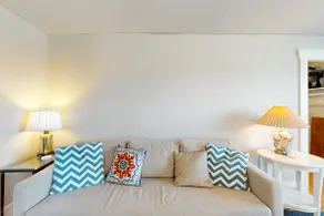 Renovated 2BR in Historical Building | Near Ferry - Image 4
