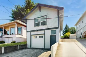 Renovated 2BR in Historical Building | Near Ferry - Image 2