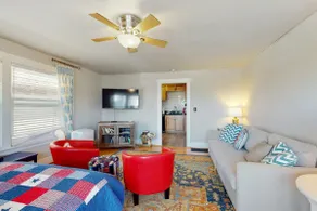 Renovated 2BR in Historical Building | Near Ferry - Image 5