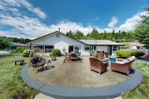 Waterfront 3BR on Hood Canal with 3 kayaks & beach - Image 2
