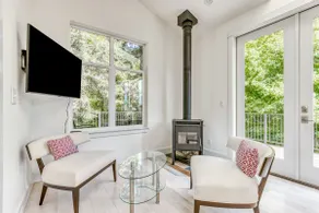Lovely house with river & mountain views, deck, gr - Image 2