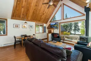 Lake-view 3BR - private hot tub, dog-friendly - Image 3