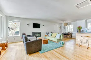 3BR river-view home with decks, fireplace & W/D - Image 5