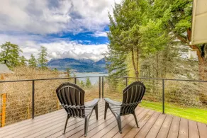 3BR river-view home with decks, fireplace & W/D - Image 4
