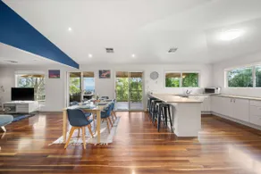 Hinterland Tranquil Escape with Beautiful Views - Image 4