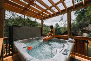 Boulder Hot Tub | Red River Gorge Fall Escape - Image 3