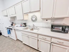 2BDRM Suite Quiet w Parking 4 beds #404 Top Floor - Image 5