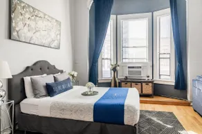 Loft Suite - 3 beds w Parking Downtown -700sf #202 - Image 5