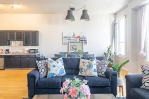 #401 Loft Suite -4 beds w Parking Top Floor -700sf - Image 5