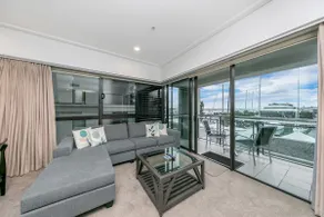 Sunlit Corner Apartment w/ Harbour Views - Image 3