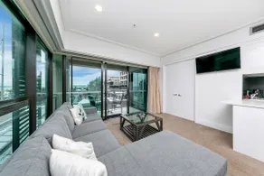 Sunlit Corner Apartment w/ Harbour Views - Image 4