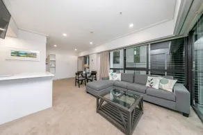 Sunlit Corner Apartment w/ Harbour Views - Image 5