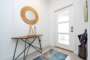 Vibrant Themed Home Prime Location - Image 3