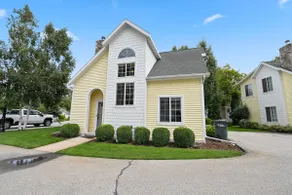Pool and walking distance to bars and restaurants! - Image 5