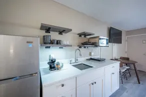 King Bay Studio Kitchenette Pool & Tiki Bar - Image 3