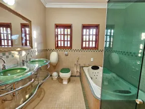 House in Noble Neighborhood near Waterfalls and Downtown - Image 4