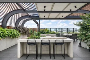 Gallery Apt with Rooftop & Parking - Image 4