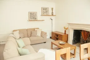 Garden flat in period property. Centrally located - Image 4