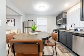 Modern 4BR Retreat Near MDW | LCP Collection - Image 2