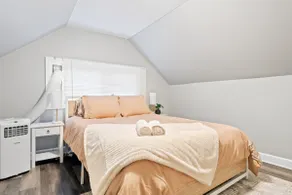 Modern 4BR Retreat Near MDW | LCP Collection - Image 4