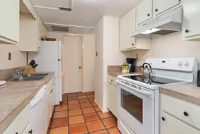 Fort Marcy 16 | Walk to Plaza | Kiva Fireplace | Full Kitchen | Hot Tub | Pool | 2 Levels - Image 2