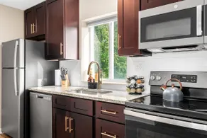 Modern & Cozy 1BR Upper Flat | King Bed + Laundry - Image 3