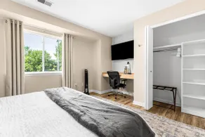 Modern & Cozy 1BR Upper Flat | King Bed + Laundry - Image 4