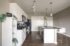 Apartment Right Outside Downtown - Image 5