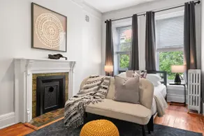 Historic 3-Bed Brownstone, near Trains, FIFA - Image 2