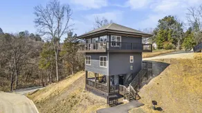 Chic Treehouse Cabin with View - Image 2