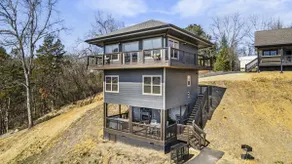 Chic Treehouse Cabin with View - Image 3