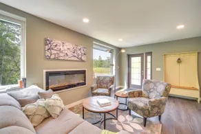 Walk to Lake Superior & Beach: Modern Retreat - Image 4