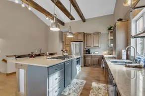 Luxurious 3-Bedroom Townhouse Walk to Village - Image 2