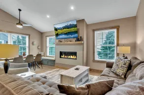 Luxurious 3-Bedroom Townhouse Walk to Village - Image 3