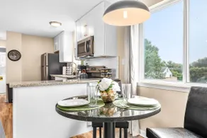 Spacious 1BR Upper Flat in the Heart of Roseville - Image 5