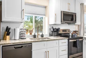 Spacious 1BR Upper Flat in the Heart of Roseville - Image 4
