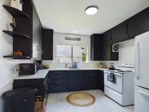 🌿  Modern Earthy Bungalow | KING Beds • A/C • Pet-Friendly Fenced Yard - Image 3