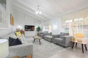 Charming 5BR in Beecroft With Gym Near Epping - Image 2
