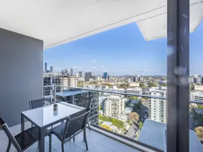 Riverview 2BR delicate Apt, 1min to train station - Image 2