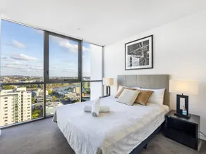 Riverview 2BR delicate Apt, 1min to train station - Image 3