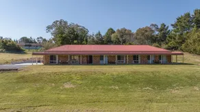 Highfields - Rural Entertainer with Valley Views - Image 3
