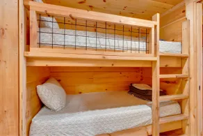 Eliza Bunk Cabin in city side rustic resort - Image 5