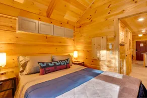 Eliza Bunk Cabin in city side rustic resort - Image 4