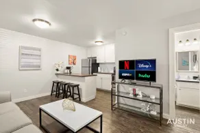 King Bed + Pool + Free Parking | Close To Zilker! - Image 2